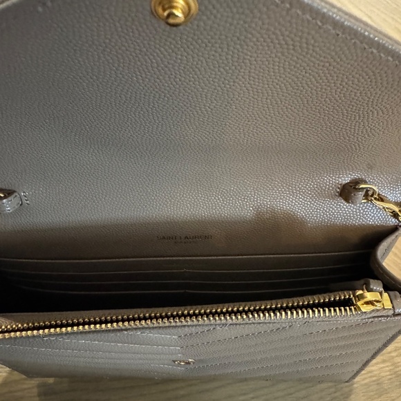 Yves Saint Laurent CASSANDRE ENVELOPE CHAIN WALLET IN GRAIN DE POUDRE LEATHER - Picture 7 of 13